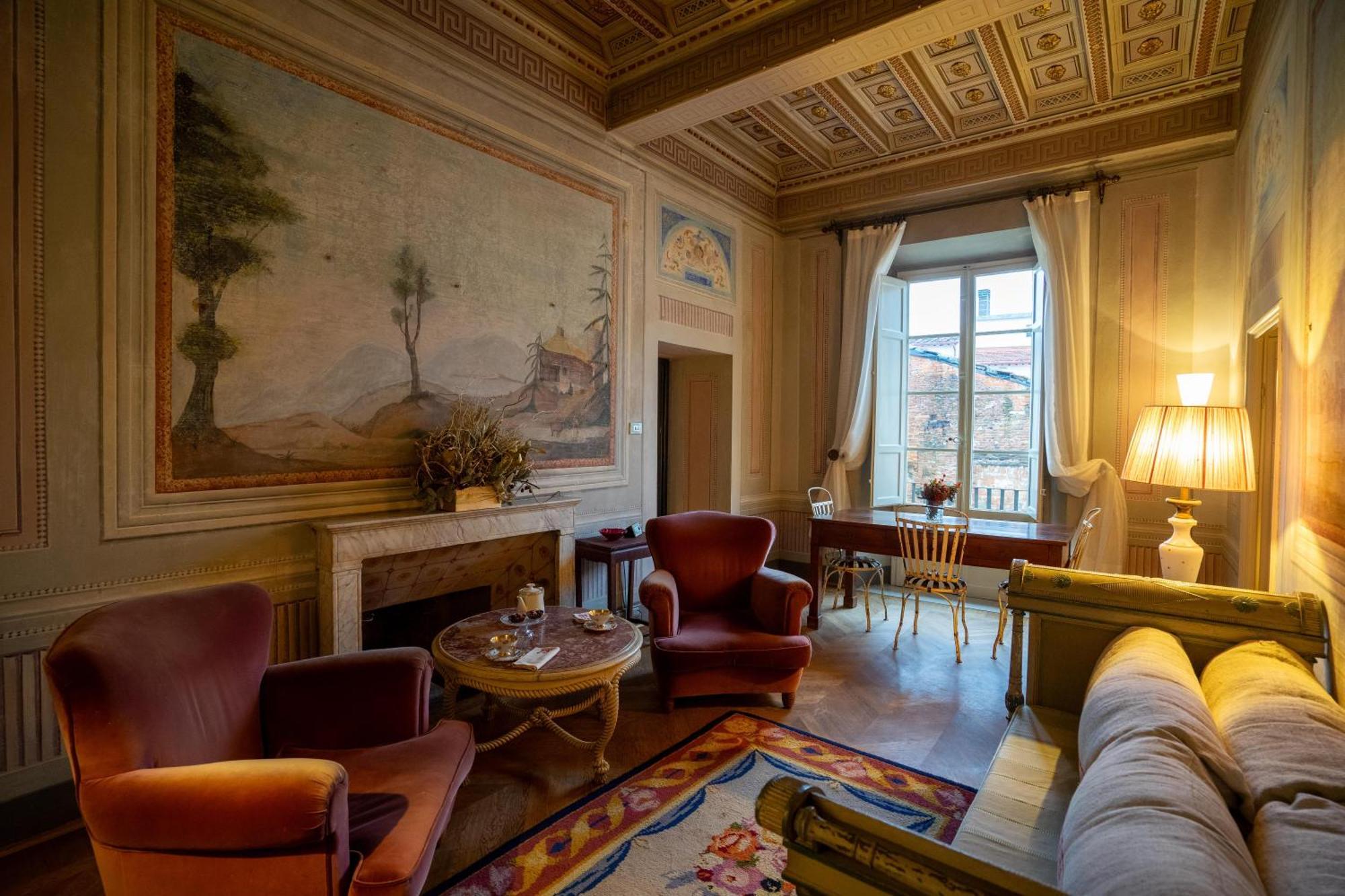 Palazzo Rocchi - Residenza D'Epoca Bed & Breakfast Лука Екстериор снимка