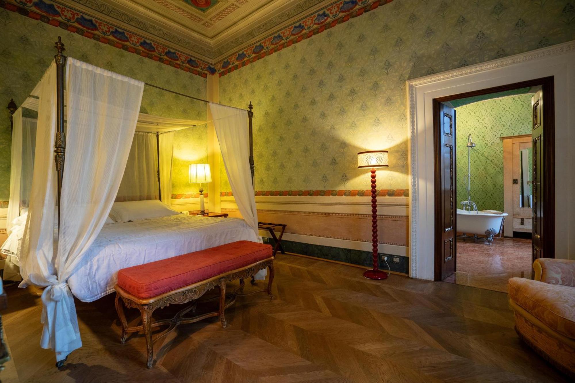 Palazzo Rocchi - Residenza D'Epoca Bed & Breakfast Лука Екстериор снимка