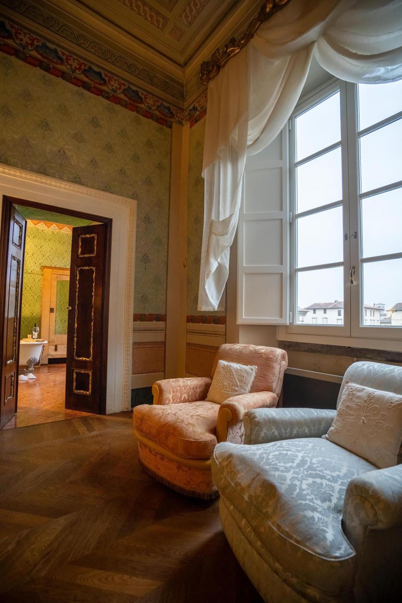 Palazzo Rocchi - Residenza D'Epoca Bed & Breakfast Лука Екстериор снимка
