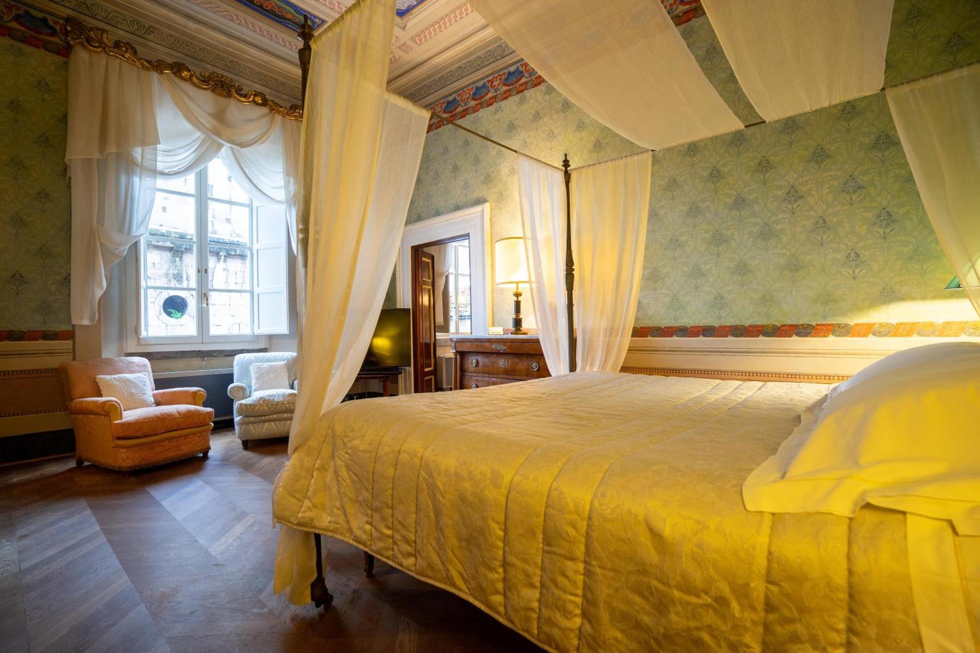 Palazzo Rocchi - Residenza D'Epoca Bed & Breakfast Лука Екстериор снимка